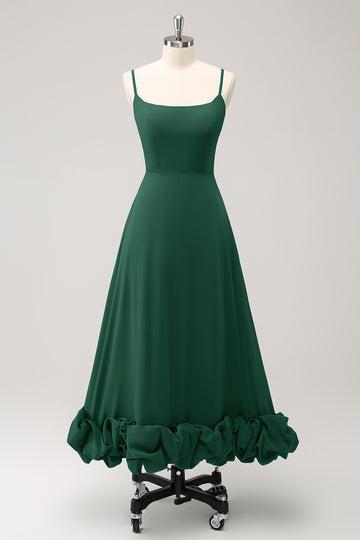 Elegante vestido de dama de honor verde con tirantes finos de una línea